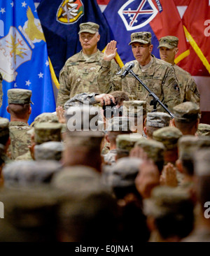 Le général David Petraeus, commandant de la Force internationale d'assistance à la sécurité et aux États-Unis, le Forces-Afghanistan administre l'avoine Banque D'Images