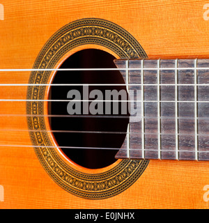 Son manche de guitare et guitare acoustique classique de trou avec six cordes nylon close up Banque D'Images