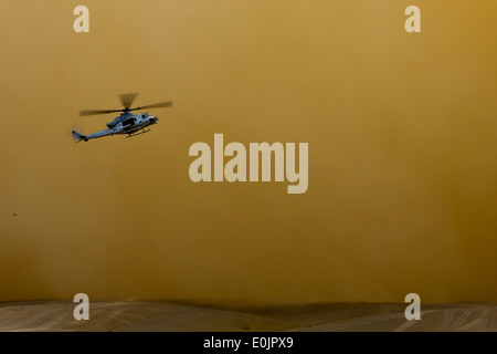 Un Corps des Marines américains UH-1 Huey atterrit à base d'opérations avancée (BOA) Shukvani avant une tempête dans la province de Helmand, l'Afghanista Banque D'Images