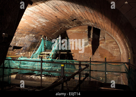 Une passerelle dans le Williamson Tunnels dans Liverpool, Royaume-Uni. Banque D'Images