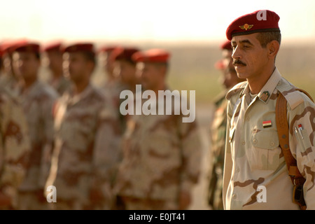 Le sergent major de l'armée iraquienne Salih, commande Emplacement Sgt. Le Major, se situe à l'attention avant de faire rapport dans au matin au Taj formation Banque D'Images