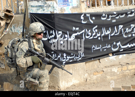 Le sergent major de l'armée iraquienne irakiens Salih, l'emplacement de l'armée iraquienne Sgt Commande. Le Major, se situe à l'attention avant de faire rapport dans au matin Banque D'Images