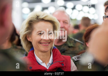 Camp Prizren, Kosovo. 14 mai, 2014. Le ministre allemand de la défense, Ursula von der Leyen répond aux soldats au Camp Prizren au Kosovo, 14 mai 2014. Von der Leyen était de rencontrer des soldats allemands dans les camps à Prizren et Novo Selo, ainsi que de visiter le siège de l'OTAN à Pristina. Photo : Maurizio Gambarini/dpa dpa : Crédit photo alliance/Alamy Live News Banque D'Images