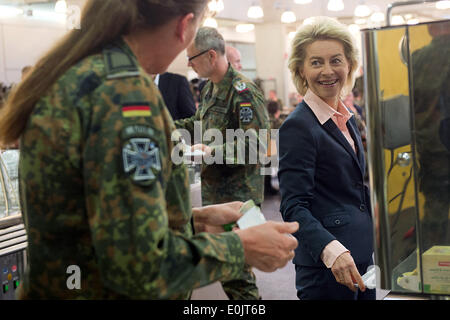 Camp Prizren, Kosovo. 14 mai, 2014. Le ministre allemand de la défense, Ursula von der Leyen a petit-déjeuner comme elle répond aux soldats au Camp Prizren au Kosovo, 15 mai 2014. Von der Leyen était de rencontrer des soldats allemands dans les camps à Prizren et Novo Selo, ainsi que de visiter le siège de l'OTAN à Pristina. Photo : Maurizio Gambarini/dpa dpa : Crédit photo alliance/Alamy Live News Banque D'Images