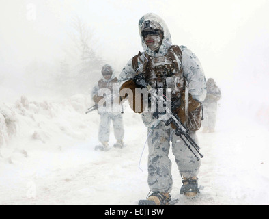 Marines patrouille dans de forts vents et de fortes chutes de neige le 2 mars au cours d'un exercice d'entraînement sur le terrain bilatéral global dans le cadre de Banque D'Images