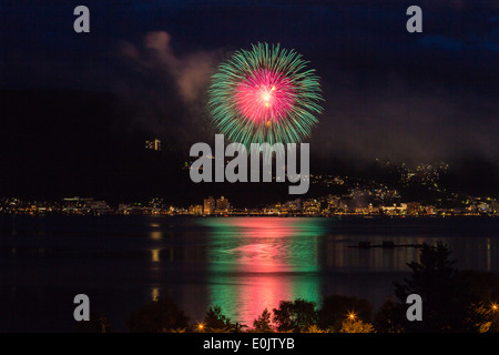 D'artifice sur le lac Suwa dans la préfecture de Nagano, Japon Banque D'Images