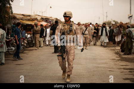 NAWA, province de Helmand, République islamique d'Afghanistan - La Marine de Maître de 3e classe Jorge Medina, un saut avec corpsman Pla Banque D'Images