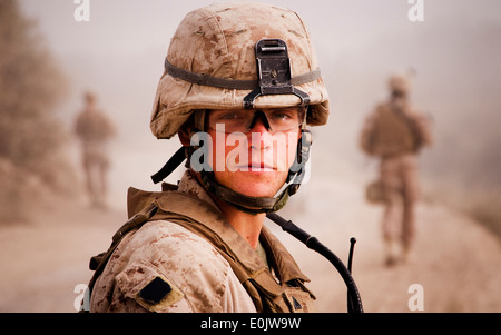 NAWA, province de Helmand, République islamique d'Afghanistan - Le Cpl. Brandon Owensby, un opérateur radio, 3e Peloton saut avec Batta Banque D'Images