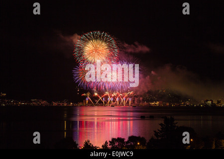 D'artifice sur le lac Suwa dans la préfecture de Nagano, Japon Banque D'Images