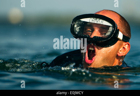 Un cavalier de sauveteurs-parachutistes de l'Armée de l'air (PJ) stagiaire à l'arrivée de la natation 17 août 2011, point, à Comté Lake, Texas. Au cours d'un lac co Banque D'Images