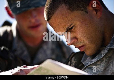 Tech. Le Sgt. Jarod Bomberger watches tandis que les parcelles de l'Ouest Daniel Airman leurs cours sur le site le 26 octobre 2010, au Camp Bullis, Banque D'Images