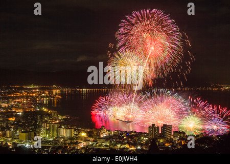 D'artifice sur le lac Suwa dans la préfecture de Nagano, Japon Banque D'Images