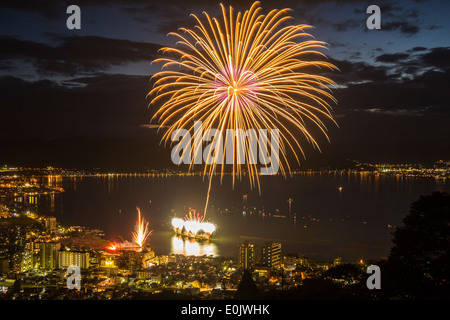 D'artifice sur le lac Suwa dans la préfecture de Nagano, Japon Banque D'Images