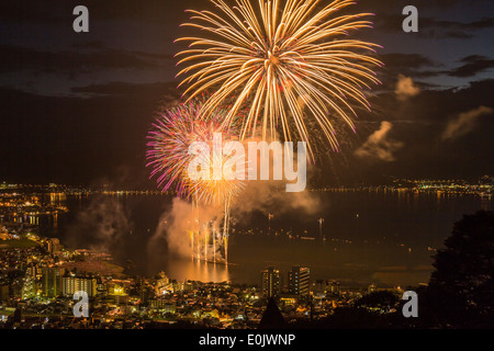 D'artifice sur le lac Suwa dans la préfecture de Nagano, Japon Banque D'Images