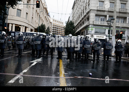 La police anti-émeute a bloquer la route au cours d'une manifestation contre la visite de la Chancelière allemande Angela Merkel à Athènes, en avril, 2014 Banque D'Images