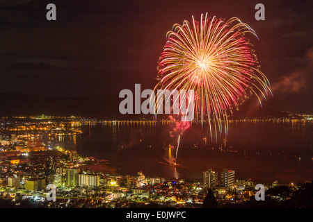 D'artifice sur le lac Suwa dans la préfecture de Nagano, Japon Banque D'Images