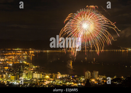 D'artifice sur le lac Suwa dans la préfecture de Nagano, Japon Banque D'Images
