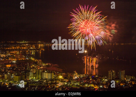 D'artifice sur le lac Suwa dans la préfecture de Nagano, Japon Banque D'Images