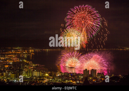 D'artifice sur le lac Suwa dans la préfecture de Nagano, Japon Banque D'Images