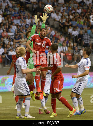 Toronto, Canada. 14 mai, 2014. Gilberto du Toronto FC (C) rivalise avec le gardien des Whitecaps de Vancouver Marco Carducci lors du championnat canadien Amway football match de demi-finale au BC Place à Vancouver, Canada, le 14 mai 2014. Toronto Vancouver Whitecaps FC battu 5-3 en pénalités et fera face à l'Impact de Montréal en finale. © Sergei Bachlakov/Xinhua/Alamy Live News Banque D'Images