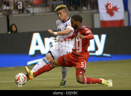 Toronto, Canada. 14 mai, 2014. Whitecaps de Vancouver' Erik Hurtado (L) rivalise avec le Toronto FC Ashtone Morgan lors du championnat canadien Amway football match de demi-finale au BC Place à Vancouver, Canada, le 14 mai 2014. Toronto Vancouver Whitecaps FC battu 5-3 en pénalités et fera face à l'Impact de Montréal en finale. © Sergei Bachlakov/Xinhua/Alamy Live News Banque D'Images