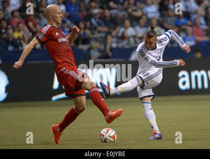 Toronto, Canada. 14 mai, 2014. Des Whitecaps de Vancouver Russell Tiebert (R) rivalise avec le Toronto FC Michael Bradley lors du championnat canadien Amway football match de demi-finale au BC Place à Vancouver, Canada, le 14 mai 2014. Toronto Vancouver Whitecaps FC battu 5-3 en pénalités et fera face à l'Impact de Montréal en finale. © Sergei Bachlakov/Xinhua/Alamy Live News Banque D'Images