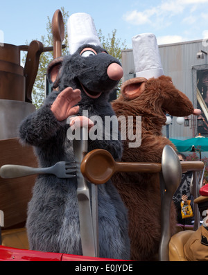 Close-up image de Rémy et Emile, de la ratatouille, film de Disney dans les Stars 'n' Cars, Parade, Walt Disney Studios, Paris. Banque D'Images