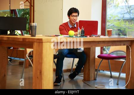 Young Asian man using laptop Banque D'Images