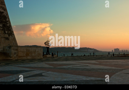 Détail de la chaussée boussole Monument des Découvertes (Padrao dos Descobrimentos) au coucher du soleil Belem Lisbonne Portugal Europe de l'ouest Banque D'Images