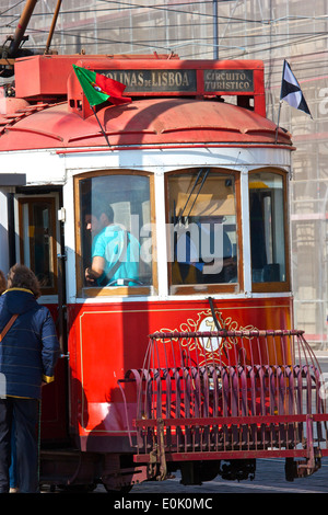 Embarquement femme vintage red tram touristique à Praça Comercio Lisbonne Portugal Europe de l'ouest Banque D'Images