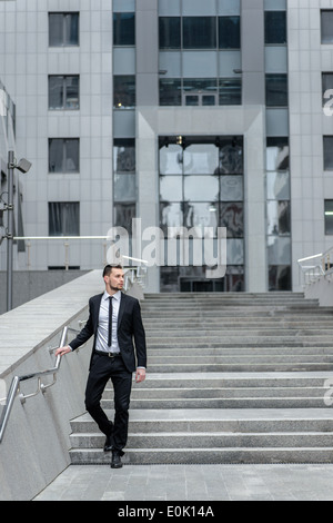 Homme d'affaires rigoureux. Vue latérale d'un séduisant jeune homme en costume et cravate lasicheskom Banque D'Images
