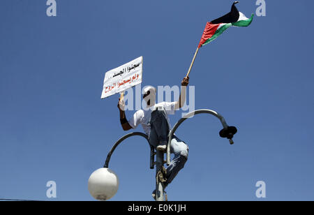 Gaza, Territoires palestiniens. 15 mai, 2014. Un palestiniens participent à un rallye d'avance sur le 66e anniversaire de la Nakba, à Rafah dans le sud de la bande de Gaza le 14 mai 2014. Marque ''palestiniens'' de la Nakba (catastrophe) le 15 mai pour commémorer l'expulsion ou la fuite de quelque 700 000 Palestiniens de leurs maisons dans la guerre qui a mené à la fondation d'Israël en 1948. © Abed Rahim Khatib/NurPhoto ZUMAPRESS.com/Alamy/Live News Banque D'Images