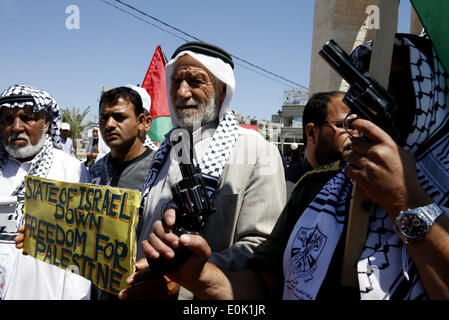 Gaza, Territoires palestiniens. 15 mai, 2014. Un palestiniens participent à un rallye d'avance sur le 66e anniversaire de la Nakba, à Rafah dans le sud de la bande de Gaza le 14 mai 2014. Marque ''palestiniens'' de la Nakba (catastrophe) le 15 mai pour commémorer l'expulsion ou la fuite de quelque 700 000 Palestiniens de leurs maisons dans la guerre qui a mené à la fondation d'Israël en 1948. © Abed Rahim Khatib/NurPhoto ZUMAPRESS.com/Alamy/Live News Banque D'Images