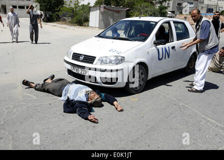 15 mai 2014 - Gaza, Palestine - un Palestinien dort en face de la voiture de l'Organisation des Nations Unies, lors d'une manifestation devant le siège de l'office de contre leur décision de réduire l'aide dans le camp de réfugiés de Rafah, dans le sud de la bande de Gaza le 15 mai 2014. L'organisation des secours et de travaux des Nations Unies pour les réfugiés de Palestine (UNRWA) a supprimé l'aide alimentaire à 9 000 familles de Gaza depuis le début de l'année, les Palestiniens a déclaré que les manifestants. (Crédit Image : © Abed Rahim Khatib/NurPhoto/ZUMAPRESS.com) Banque D'Images