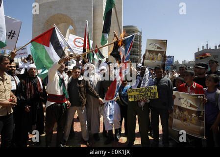 Gaza, Territoires palestiniens. 15 mai, 2014. Un palestiniens brûlent des répliques des drapeaux israéliens et britanniques au cours d'un rassemblement d'avance sur le 66e anniversaire de la Nakba, à Rafah dans le sud de la bande de Gaza le 14 mai 2014. Marque ''palestiniens'' de la Nakba (catastrophe) le 15 mai pour commémorer l'expulsion ou la fuite de quelque 700 000 Palestiniens de leurs maisons dans la guerre qui a mené à la fondation d'Israël en 1948. © Abed Rahim Khatib/NurPhoto ZUMAPRESS.com/Alamy/Live News Banque D'Images