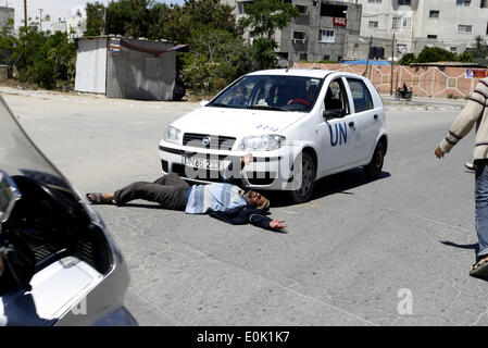 15 mai 2014 - Gaza, Palestine - un Palestinien dort en face de la voiture de l'Organisation des Nations Unies, lors d'une manifestation devant le siège de l'office de contre leur décision de réduire l'aide dans le camp de réfugiés de Rafah, dans le sud de la bande de Gaza le 15 mai 2014. L'organisation des secours et de travaux des Nations Unies pour les réfugiés de Palestine (UNRWA) a supprimé l'aide alimentaire à 9 000 familles de Gaza depuis le début de l'année, les Palestiniens a déclaré que les manifestants. (Crédit Image : © Abed Rahim Khatib/NurPhoto/ZUMAPRESS.com) Banque D'Images