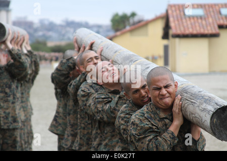 Les recrues du Corps des Marines des États-Unis travaillent ensemble pour lever l'avant d'un poteau de téléphone pendant les exercices de journal au Marine Corps Recrui Banque D'Images