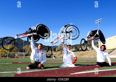 Les membres de l'équipe d'All-Marine La course en fauteuil roulant, lance le Cpl. Carlos Garcia, de Duarte (Californie), le Cpl. Justin Gaertner, à partir de la nouvelle Banque D'Images