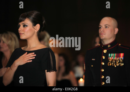 Le Sgt. Scott Moore et son invitée, l'actrice Mila Kunis se tenir durant l'hymne national avant le 236e anniversaire du Marine Corps ball pour Banque D'Images