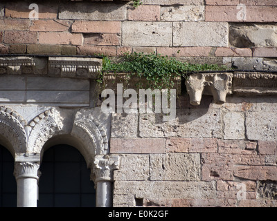 Ponza, Ombrie, Italie ; détail de la façade de l'église romane de San Silvestro in Piazza Silvestri Banque D'Images