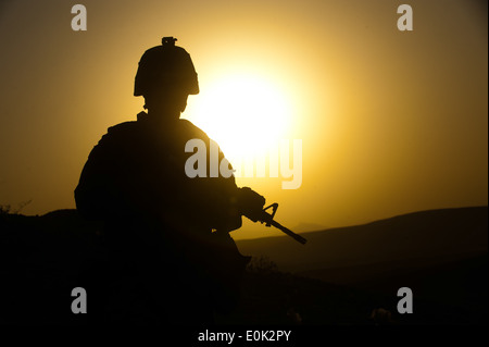 Le Cpl. Jeff a appelé, un correspondant affectés au siège de combat Bataillon, 2e Division de marines (avant), et les autochtones d'Simsbur Banque D'Images