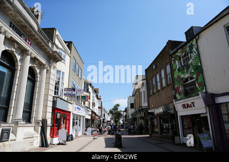 Warwick Street par temps ensoleillé, Worthing, West Sussex, centre commercial, zone piétonne Banque D'Images