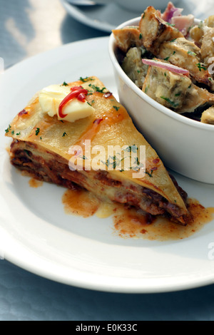 Lasagne tortilla mexicaine des haricots ou tranche avec la patate douce et bacon salade Banque D'Images