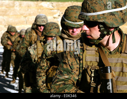 MARINE CORPS BASE CAMP PENDLETON, en Californie - alors que la formation à l'élément de combat au sol, lance le Cpl. Austin T. Woods, une carabine Banque D'Images