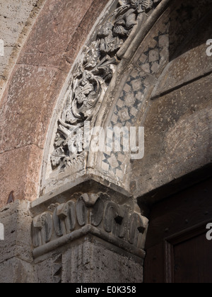 Ponza, Ombrie, Italie ; détail du portail de l'église de San Silvestro sur la place principale Banque D'Images