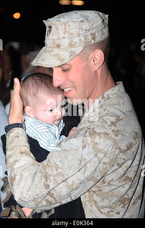 Lance le Cpl. Gorge Rodriguez, un spécialiste du renseignement avec 2e Bataillon, 4e Régiment de Marines tient son fils William pour le fi Banque D'Images