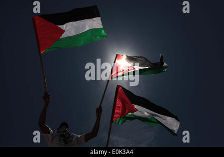 Erez, dans la bande de Gaza. 15 mai, 2014. Des manifestants palestiniens prennent part à une manifestation marquant la Nakba ou le ''Day of Catastrophe'' près du point de passage d'Erez dans le nord de la bande de Gaza. Mark palestiniens pour commémorer l'expulsion et fuite de quelque 700 000 Palestiniens de leurs maisons dans la guerre qui a mené à la fondation d'Israël en 1948. Credit : Ashraf Amra/APA Images/ZUMAPRESS.com/Alamy Live News Banque D'Images