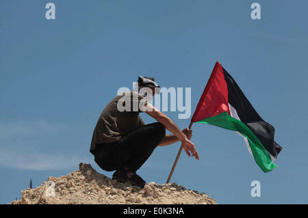 Erez, dans la bande de Gaza. 15 mai, 2014. Des manifestants palestiniens prennent part à une manifestation marquant la Nakba ou le ''Day of Catastrophe'' près du point de passage d'Erez dans le nord de la bande de Gaza. Mark palestiniens pour commémorer l'expulsion et fuite de quelque 700 000 Palestiniens de leurs maisons dans la guerre qui a mené à la fondation d'Israël en 1948. Credit : Ashraf Amra/APA Images/ZUMAPRESS.com/Alamy Live News Banque D'Images