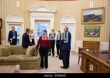 Le président américain Barack Obama parle avec, de gauche à droite : le chef de cabinet Denis McDonough ; Kathryn Ruemmler, Conseiller du Président ; le Conseiller pour la sécurité nationale, Susan E. ; John Podesta, Conseiller du Président ; Lisa Monaco, Assistant du Président pour la sécurité intérieure et le terrorisme ; et le directeur de la CIA John Brennan dans le bureau ovale de la Maison Blanche, le 19 mars 2014 à Washington, DC. Banque D'Images