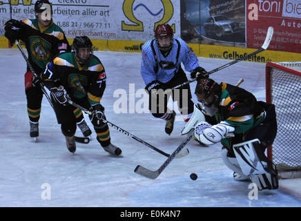 Joueurs de hockey militaire de toute l'Europe se sont réunis à l'Stade Olympique d'hiver de Garmisch-Partenkirchen, Allemagne, pour la 22e Banque D'Images